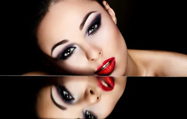 Glamour retrato de moda de modelo morena sexy con maquillaje brillante —  Fotos de Stock
