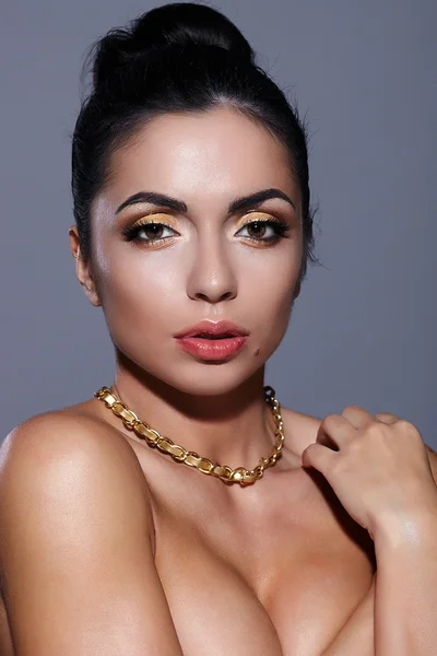 Hermosa mujer morena con maquillaje amarillo — Foto de Stock