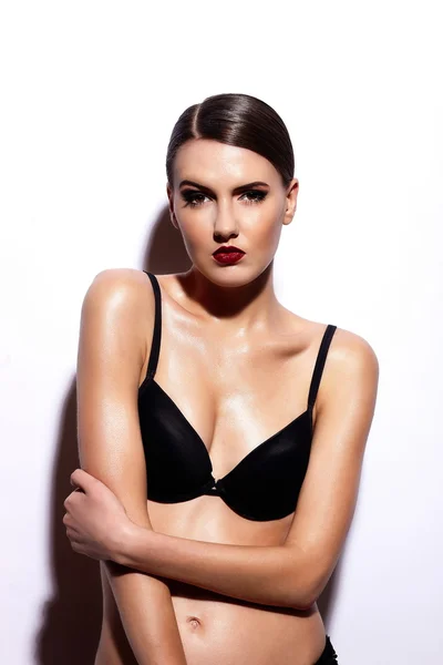Mooie sexy model met rode lippen in zwarte lingerie — Stockfoto