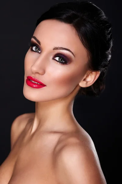 Seksi beyaz genç kadın model kırmızı dudaklar — Stok fotoğraf