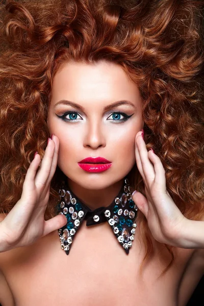 Sexig rödhårig ung kvinna modell med smycken — Stockfoto