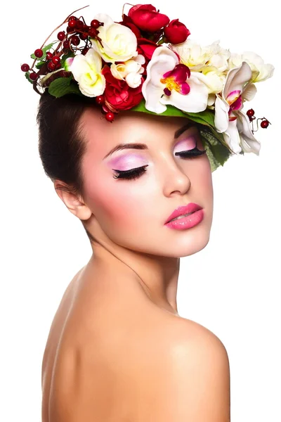 Brunette femme avec des fleurs colorées sur la tête — Photo