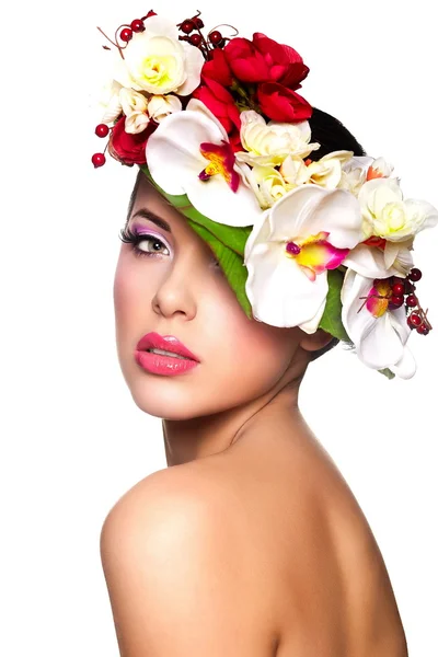 Brunette femme avec des fleurs colorées sur la tête — Photo