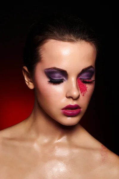 Modèle jeune femme avec un maquillage lumineux — Photo