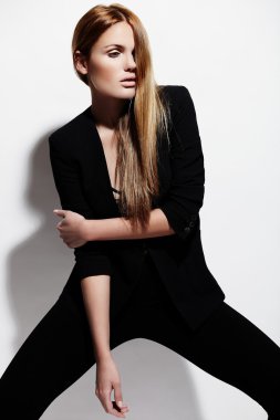 yüksek moda look.glamor siyah kumaş modelde güzel seksi şık beyaz genç kadının portresi