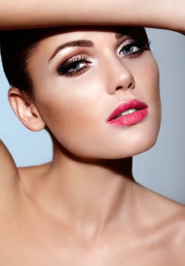güzel seksi beyaz genç esmer kadın modeli pembe dudaklar, mükemmel temiz bir cilt parlak makyaj moda look.glamor closeup portresi