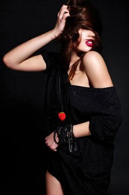 Sihir siyah bir bez ile parlak kırmızı dudaklar ile sağlıklı kıvırcık saçlı mükemmel temiz deri Aksesuar makyajlı modelde güzel seksi şık beyaz genç esmer kadın portresi