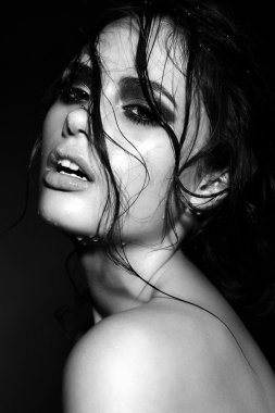 yüksek moda look.glamor portre portre ıslak tenli kıvırcık saçlı güzel seksi seksi esmer beyaz genç kadın modeli