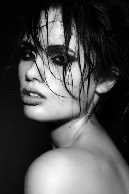 yüksek moda look.glamor portre portre ıslak tenli kıvırcık saçlı güzel seksi seksi esmer beyaz genç kadın modeli