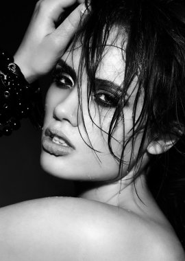 yüksek moda look.glamor portre portre ıslak tenli kıvırcık saçlı güzel seksi seksi esmer beyaz genç kadın modeli