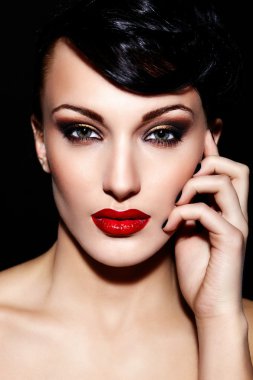 güzel seksi esmer beyaz genç kadın model parlak makyaj, mükemmel temiz cilt ile kırmızı dudaklar ile birlikte yüksek moda look.glamor closeup portresi