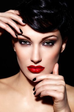 güzel seksi esmer beyaz genç kadın model parlak makyaj, mükemmel temiz cilt ile kırmızı dudaklar ile birlikte yüksek moda look.glamor closeup portresi