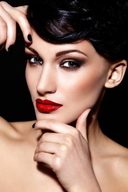 güzel seksi esmer beyaz genç kadın model parlak makyaj, mükemmel temiz cilt ile kırmızı dudaklar ile birlikte yüksek moda look.glamor closeup portresi