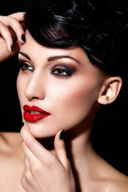 güzel seksi esmer beyaz genç kadın model parlak makyaj, mükemmel temiz cilt ile kırmızı dudaklar ile birlikte yüksek moda look.glamor closeup portresi