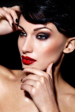 güzel seksi esmer beyaz genç kadın model parlak makyaj, mükemmel temiz cilt ile kırmızı dudaklar ile birlikte yüksek moda look.glamor closeup portresi