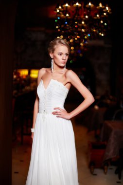 beyaz gelinlik iç parlak makyaj ve saç modeli ile mutlu güzel seksi gelin sarışın kız kadın