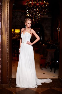 beyaz gelinlik iç parlak makyaj ve saç modeli ile mutlu güzel seksi gelin sarışın kız kadın