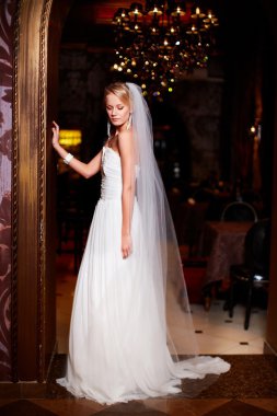 beyaz gelinlik iç parlak makyaj ve saç modeli ile mutlu güzel seksi gelin sarışın kız kadın