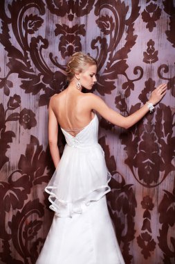 beyaz gelinlik iç parlak makyaj ve saç modeli ile mutlu güzel seksi gelin sarışın kız kadın