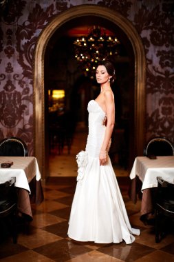 beyaz gelinlik iç parlak makyaj ve saç modeli ile mutlu güzel seksi gelin esmer kız kadın