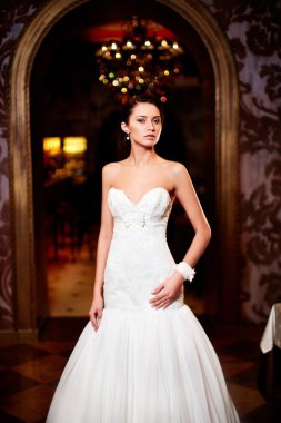 beyaz gelinlik iç parlak makyaj ve saç modeli ile mutlu güzel seksi gelin esmer kız kadın