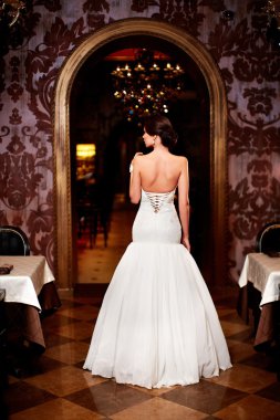 beyaz gelinlik iç parlak makyaj ve saç modeli ile mutlu güzel seksi gelin esmer kız kadın