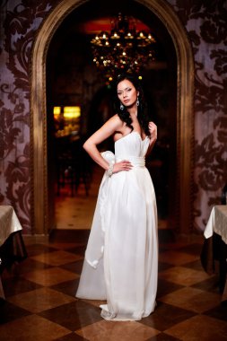 beyaz gelinlik iç parlak makyaj ve saç modeli ile mutlu güzel seksi gelin esmer kız kadın