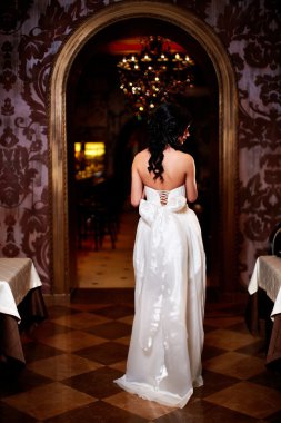 beyaz gelinlik iç parlak makyaj ve saç modeli ile mutlu güzel seksi gelin esmer kız kadın