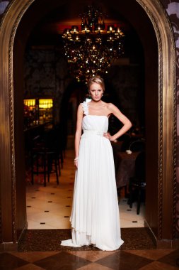 beyaz gelinlik iç parlak makyaj ve saç modeli ile mutlu güzel seksi gelin sarışın kız kadın