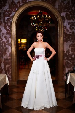 beyaz gelinlik iç parlak makyaj ve saç modeli ile mutlu güzel seksi gelin esmer kız kadın