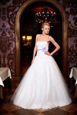 beyaz gelinlik iç parlak makyaj ve saç modeli ile mutlu güzel seksi gelin sarışın kız kadın