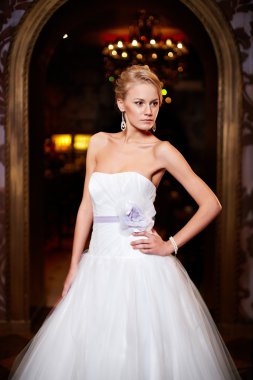 beyaz gelinlik iç parlak makyaj ve saç modeli ile mutlu güzel seksi gelin sarışın kız kadın