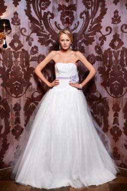 beyaz gelinlik iç parlak makyaj ve saç modeli ile mutlu güzel seksi gelin sarışın kız kadın