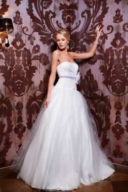 beyaz gelinlik iç parlak makyaj ve saç modeli ile mutlu güzel seksi gelin sarışın kız kadın