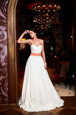 beyaz gelinlik iç parlak makyaj ve saç modeli ile mutlu güzel seksi gelin esmer kız kadın