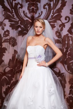 beyaz gelinlik iç parlak makyaj ve saç modeli ile mutlu güzel seksi gelin sarışın kız kadın