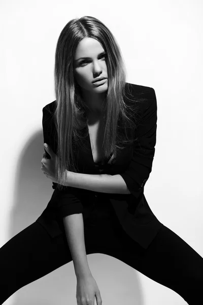 Υψηλή μόδα look.glamor πορτρέτο του μοντέλου όμορφη σέξι κομψό καυκάσιος νεαρή γυναίκα στο μαύρο ύφασμα — Φωτογραφία Αρχείου