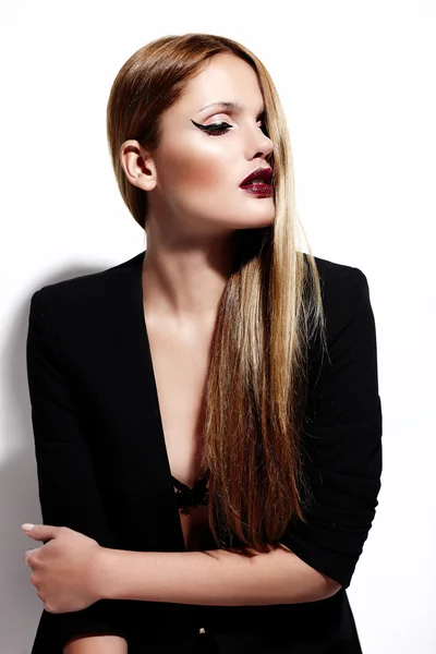 Alta moda look.glamor retrato de hermosa sexy elegante modelo de mujer joven caucásica en tela negra — Foto de Stock