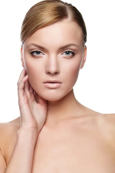 Vacker ung kvinna med friska ansikte och ren hud isolerad på vit bakgrund — Stockfoto