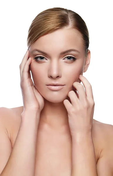 Vacker ung kvinna med friska ansikte och ren hud isolerad på vit bakgrund — Stockfoto