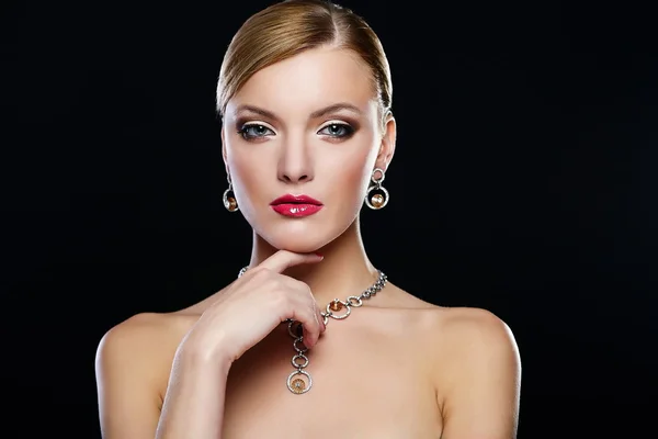 Alta moda look.glamour primo piano ritratto di bella sexy caucasico giovane donna modello con labbra rosse, trucco luminoso, con gioielli con pelle perfetta pulita isolato su nero — Foto Stock