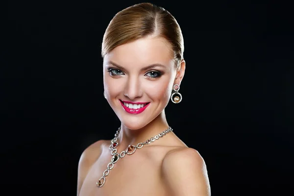 Güzel seksi beyaz genç kadın modeli ile kırmızı dudaklar, parlak bir makyaj, mükemmel temiz cilt üzerinde siyah izole mücevher ile yüksek moda look.glamor closeup portresi — Stok fotoğraf