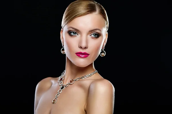 High fashion look.glamour Nahaufnahme Porträt der schönen sexy kaukasischen junge Frau Modell mit roten Lippen, helles Make-up, mit Schmuck mit perfekt sauberer Haut isoliert auf schwarz — Stockfoto