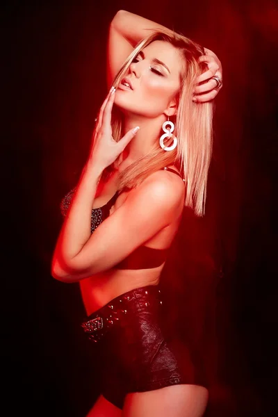 High fashion look.glamour Porträt der schönen sexy stilvolle kaukasische junge blonde Frau Modell in schwarzen Dessous — Stockfoto