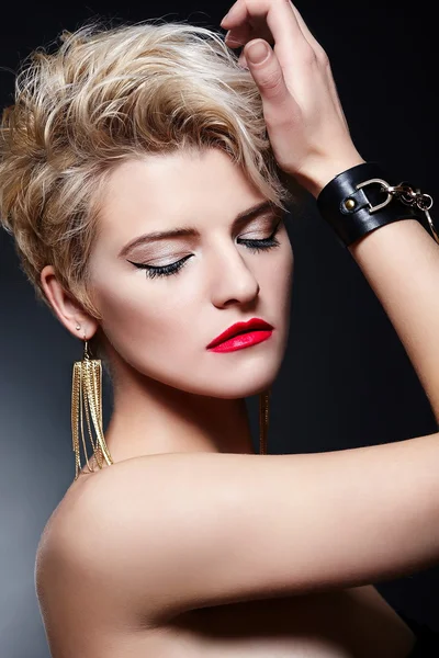High fashion look.glamor gros plan portrait de belle blonde sexy modèle de jeune femme caucasienne avec lèvres rouges, maquillage lumineux, avec des cheveux courts avec une peau propre parfaite — Photo