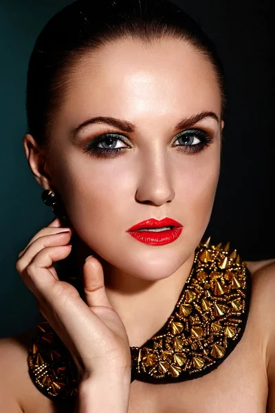 High fashion look.glamor närbild porträtt av vacker sexig brunett kaukasiska ung kvinna modell med friska hår, ljusa makeup med röda läppar, med perfekt ren våt hud med tillbehör jewelery — Stockfoto
