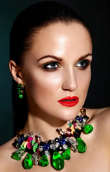 High fashion look.glamor close-up portret van mooie sexy brunette Kaukasische jonge vrouw model met gezond haar, lichte make-up, met rode lippen, met perfecte schone huid met groene accessoire sieraden — Stockfoto