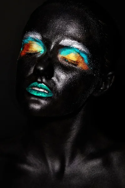 Güzel model kadın yaratıcı plastik sıradışı siyah maske siyah yüzü parlak renkli makyaj ile sanat fotoğrafı — Stok fotoğraf