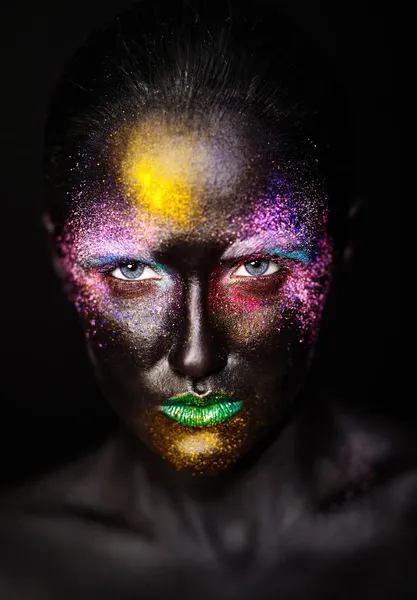 Foto de arte da bela mulher modelo com plástico criativo máscara preta incomum maquiagem colorida brilhante com rosto preto — Fotografia de Stock