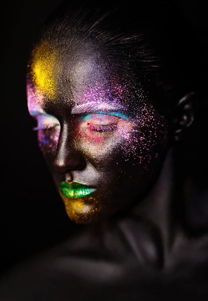 Foto de arte da bela mulher modelo com plástico criativo máscara preta incomum maquiagem colorida brilhante com rosto preto — Fotografia de Stock